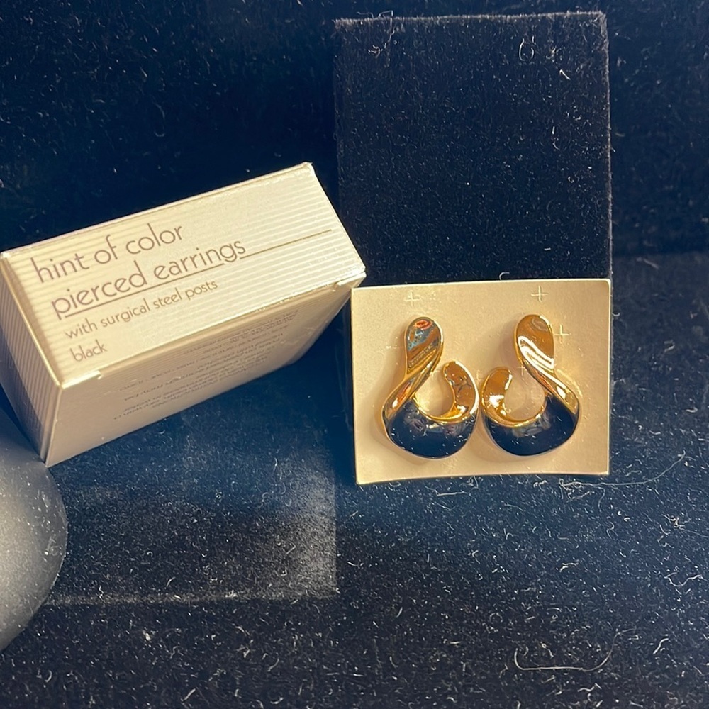Avon -1992- Vintage Hint of Color Goldtone/Black Earrings